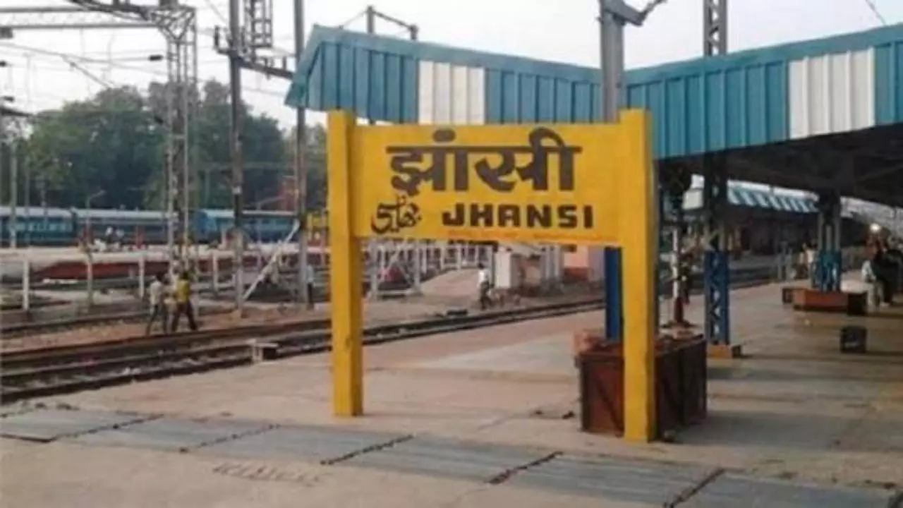 Jhansi News: त्योहारों पर झाँसी रेल मंडल की विशेष तैयारियाँ, यात्रियों की सुविधा और सुरक्षा सर्वोपरि