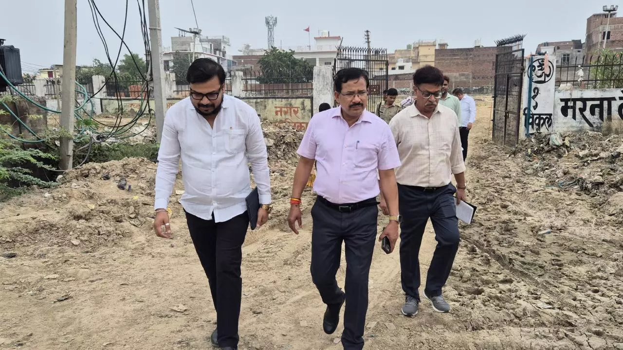 Jalaun News: जालौन शहीद पार्क निर्माण में लापरवाही पर डीएम सख्त, ठेकेदार पर कार्रवाई के निर्देश