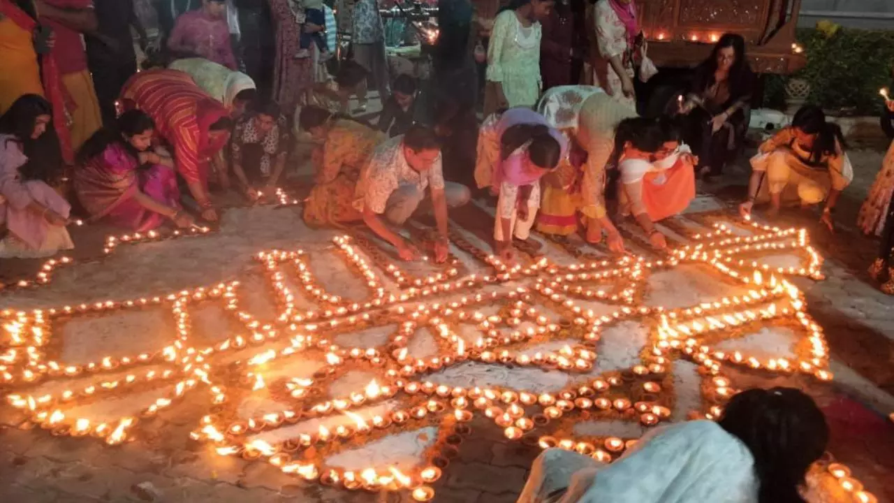 Lucknow News: सवा लाख दीपों से जगमगाया इस्कॉन मंदिर, भक्ति और भावनाओं से सराबोर हुए श्रद्धालु