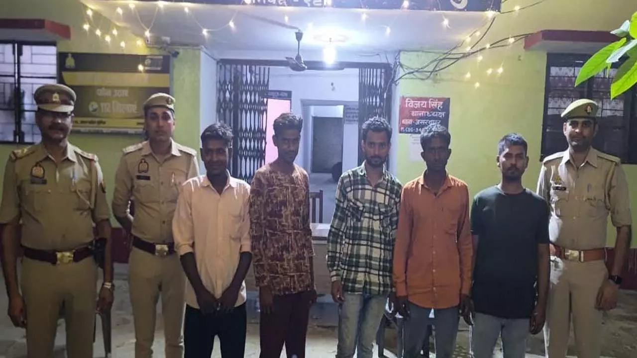 Etah News: Jasrathpur Police arrested five gamblers on Diwali, seized cash and cards.