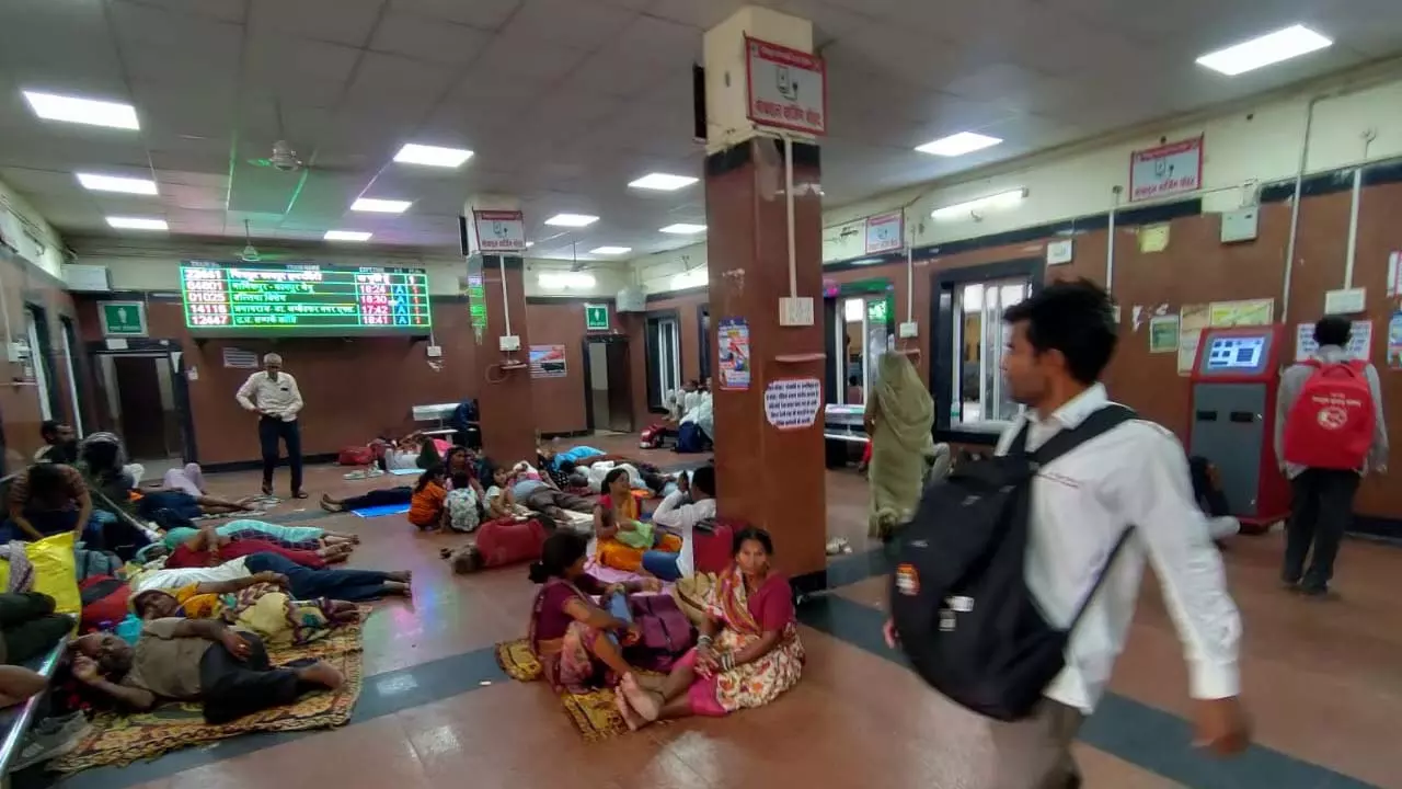 Jhansi News: त्योहारों पर यात्रियों की सुविधा के लिए झांसी मंडल ने की विशेष व्यवस्था
