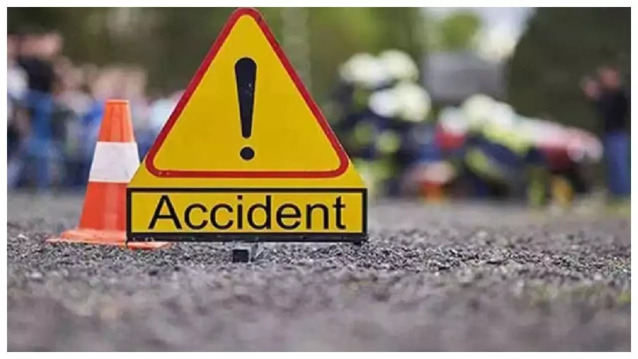 Sonbhadra News : तेज रफ्तार बना काल — पेड़ से टकराई बाइक, दो युवकों की मौत, एक गंभीर Sonbhadra News : तेज रफ्तार बना काल — पेड़ से टकराई बाइक, दो युवकों की मौत, एक गंभीर