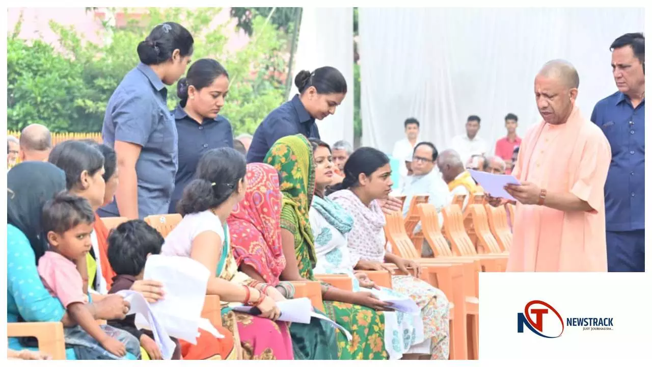 Gorakhpur News : जनता दर्शन में सीएम योगी ने 300 लोगों की समस्याएं सुनीं, बोले। चिंता मत करिए, होगी प्रभावी कार्रवाई