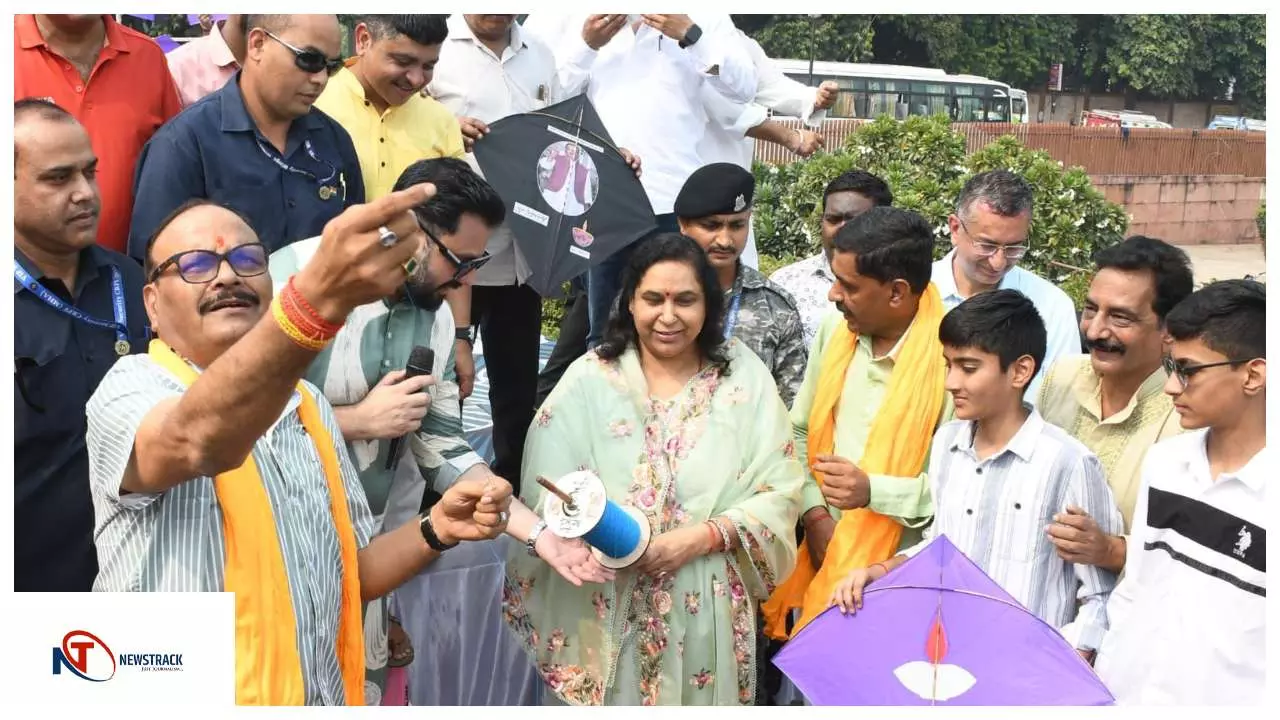 Lucknow News : जमघट पर आसमान में उड़ी खुशियों की पतंगें, डिप्टी सीएम ब्रजेश पाठक और दिनेश शर्मा ने भी लूटे पतंगबाजी के रंग