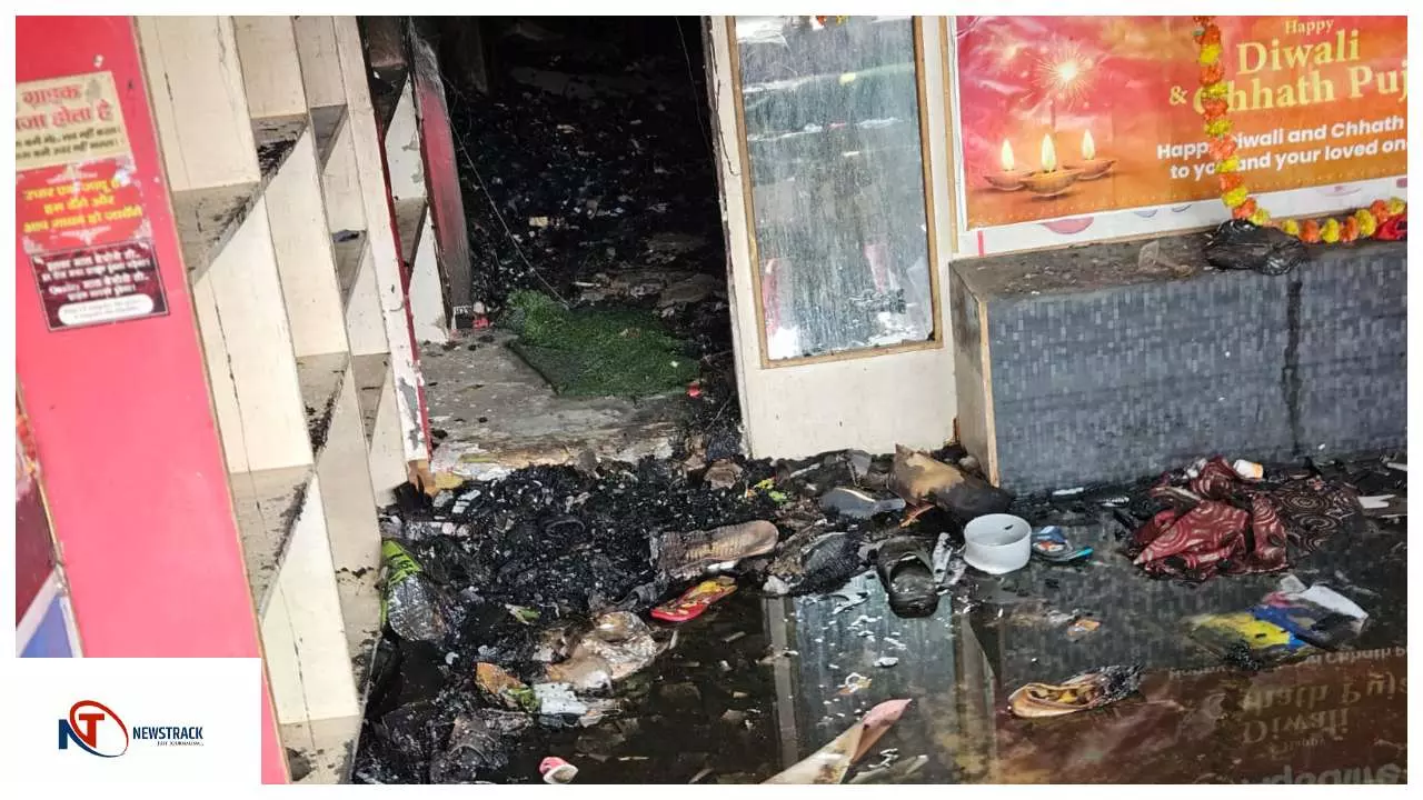 Shravasti News : गिलौला कस्बे में शॉर्ट सर्किट से फुटवियर दुकान में आग, लाखों का नुकसान Shravasti News : गिलौला कस्बे में शॉर्ट सर्किट से फुटवियर दुकान में आग, लाखों का नुकसान