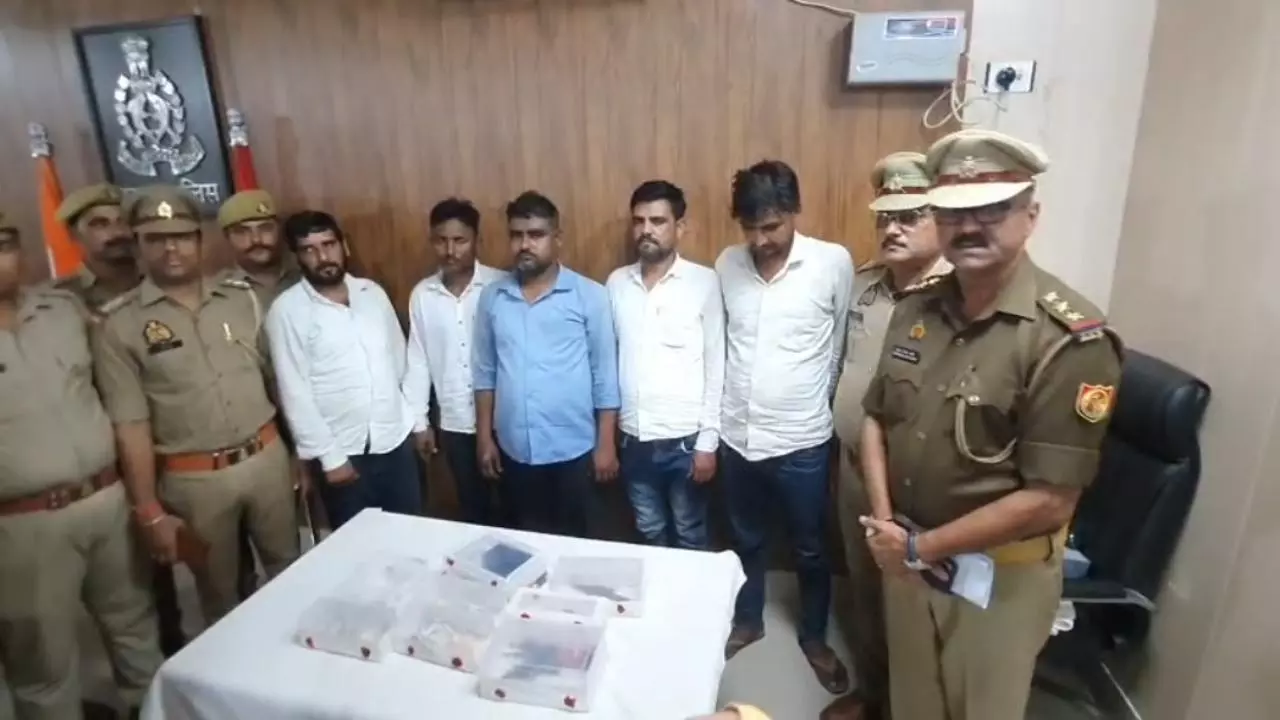 Etawah News: इटावा में नकली नोट गिरोह का भंडाफोड़, ₹30,200 की नकली मुद्रा के साथ 5 गिरफ्तार