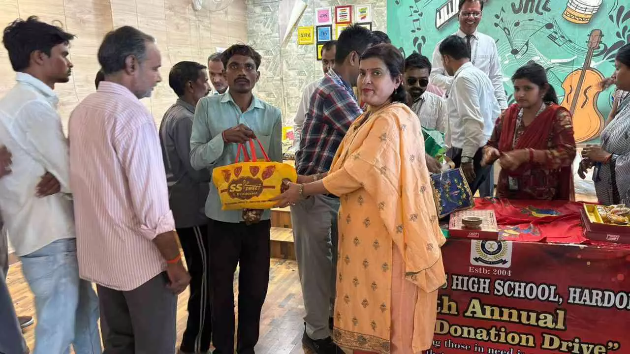 Hardoi: दीपावली पर विद्यार्थियों ने जताया सहयोगी कर्मचारियों के प्रति आभार, सिखाया इंसानियत का पाठ