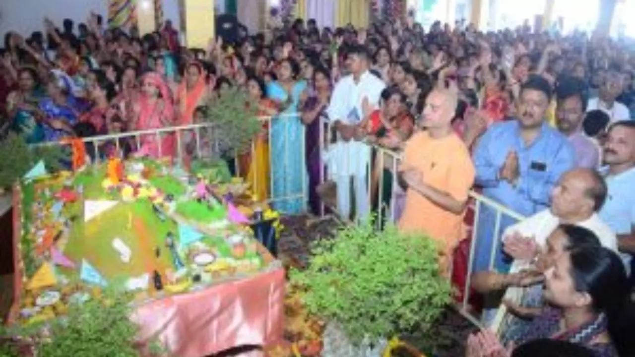 Jhansi: गोवर्धन पूजा महोत्सव इस्कॉन में धूमधाम से संपन्न, गौ पूजन कर मांगा विश्व शांति का आशीर्वाद