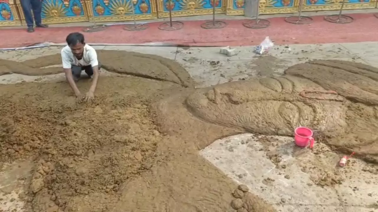 Mathura News: महाविद्या कॉलोनी में 51 फीट गोबर से बने गिरिराज महाराज की भव्य पूजा संपन्न
