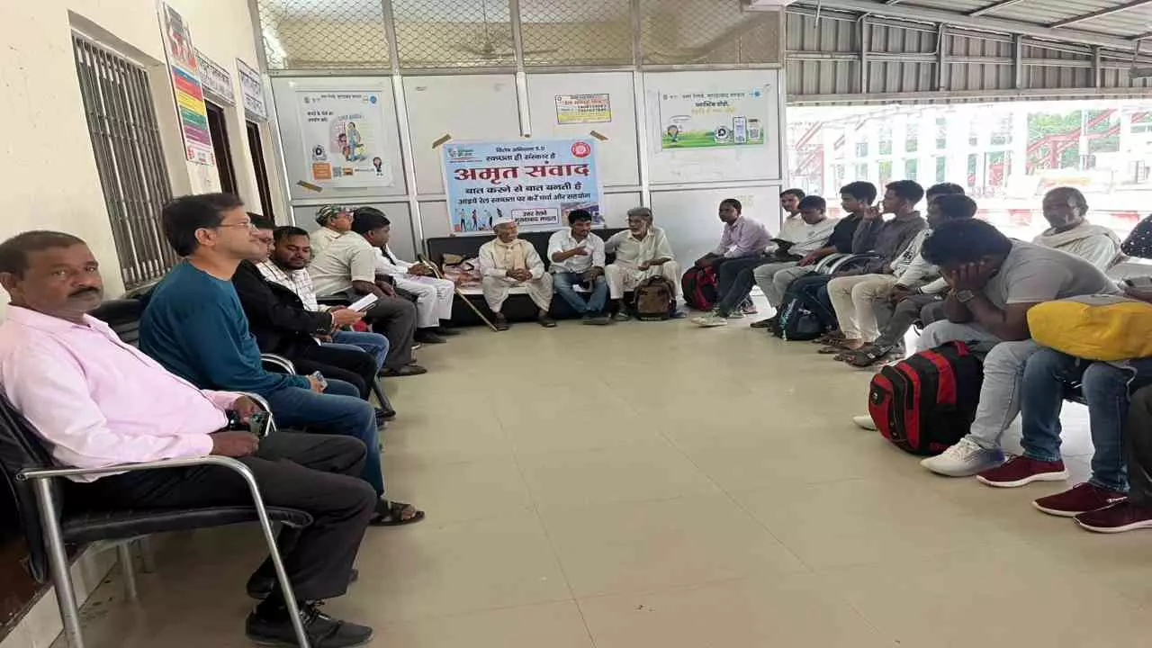 Hardoi News: हरदोई रेलवे स्टेशन पर अमृत संवाद कार्यक्रम, यात्रियों ने रखी समस्याएँ और सुझाव