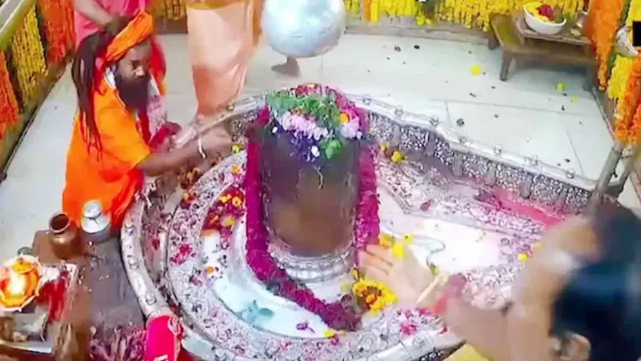 महाकाल मंदिर में घमासान, ड्रेस कोड-पगड़ी पर पुजारी-महंत भिड़े, गाली गलौज और हाथापाई तक पहुंची बात