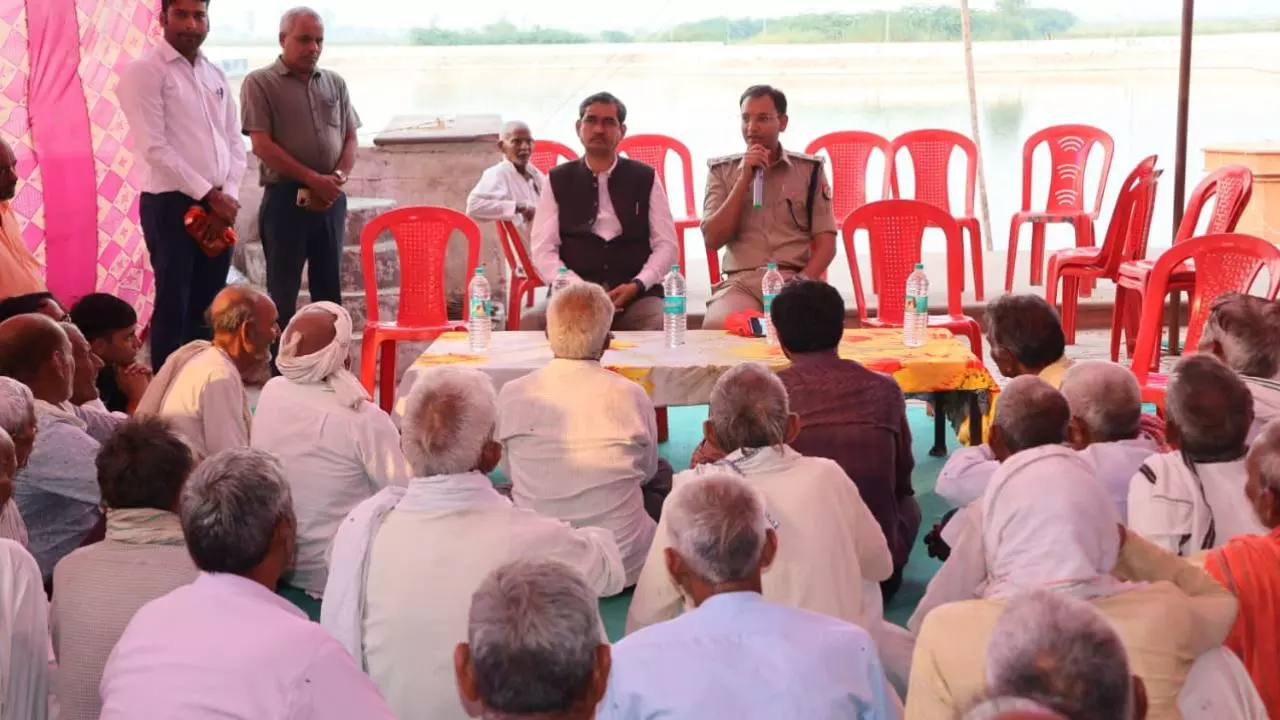 Mathura News: भरना खुर्द में पराली जलाने पर DM का बड़ा एक्शन, ग्राम विकास अधिकारी निलंबित