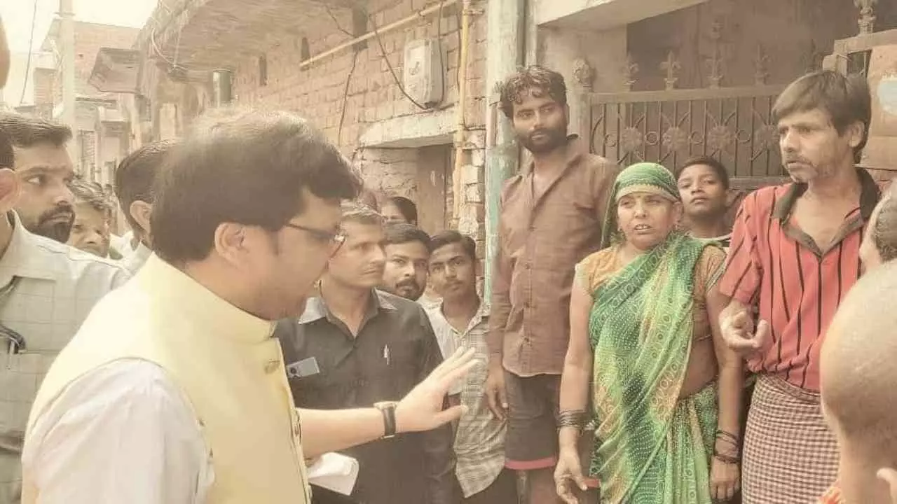 Hardoi News: नाबालिग से छेड़छाड़ पर मंत्री नितिन अग्रवाल ने पीड़ित परिवार से की मुलाकात Hardoi News: नाबालिग से छेड़छाड़ पर मंत्री नितिन अग्रवाल ने पीड़ित परिवार से की मुलाकात