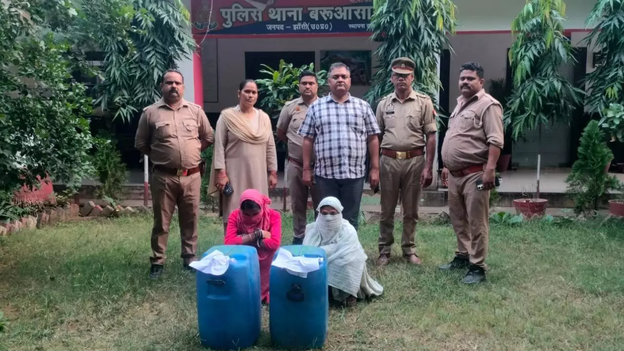 Jhansi News: अवैध शराब के विरुद्ध झांसी में आबकारी विभाग का अभियान, 290 लीटर शराब बरामद, दो गिरफ्तार