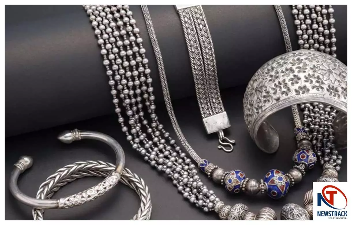 Silver Price Today: भाई दूज पर चांदी हुई सस्ती, देखें शहर-दर-शहर रेट्स Silver Price Today: भाई दूज पर चांदी हुई सस्ती, देखें शहर-दर-शहर रेट्स