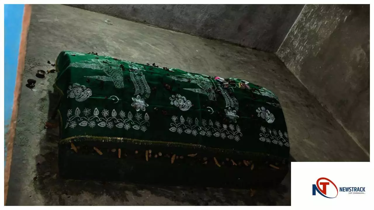Mirzapur News :  भूत-प्रेत मुक्ति के लिए हिंदू परिवार ने बनाया मजार, ग्रामीणों ने गिराया