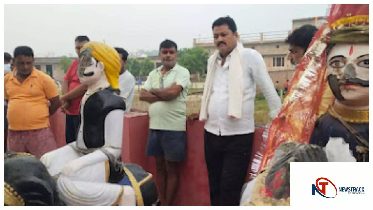 Azamgarh :अराजक तत्वों ने डीह बाबा की मूर्ति को किया क्षतिग्रस्त, दोषियों के खिलाफ कार्रवाई की  मांग Azamgarh :अराजक तत्वों ने डीह बाबा की मूर्ति को किया क्षतिग्रस्त, दोषियों के खिलाफ कार्रवाई की  मांग