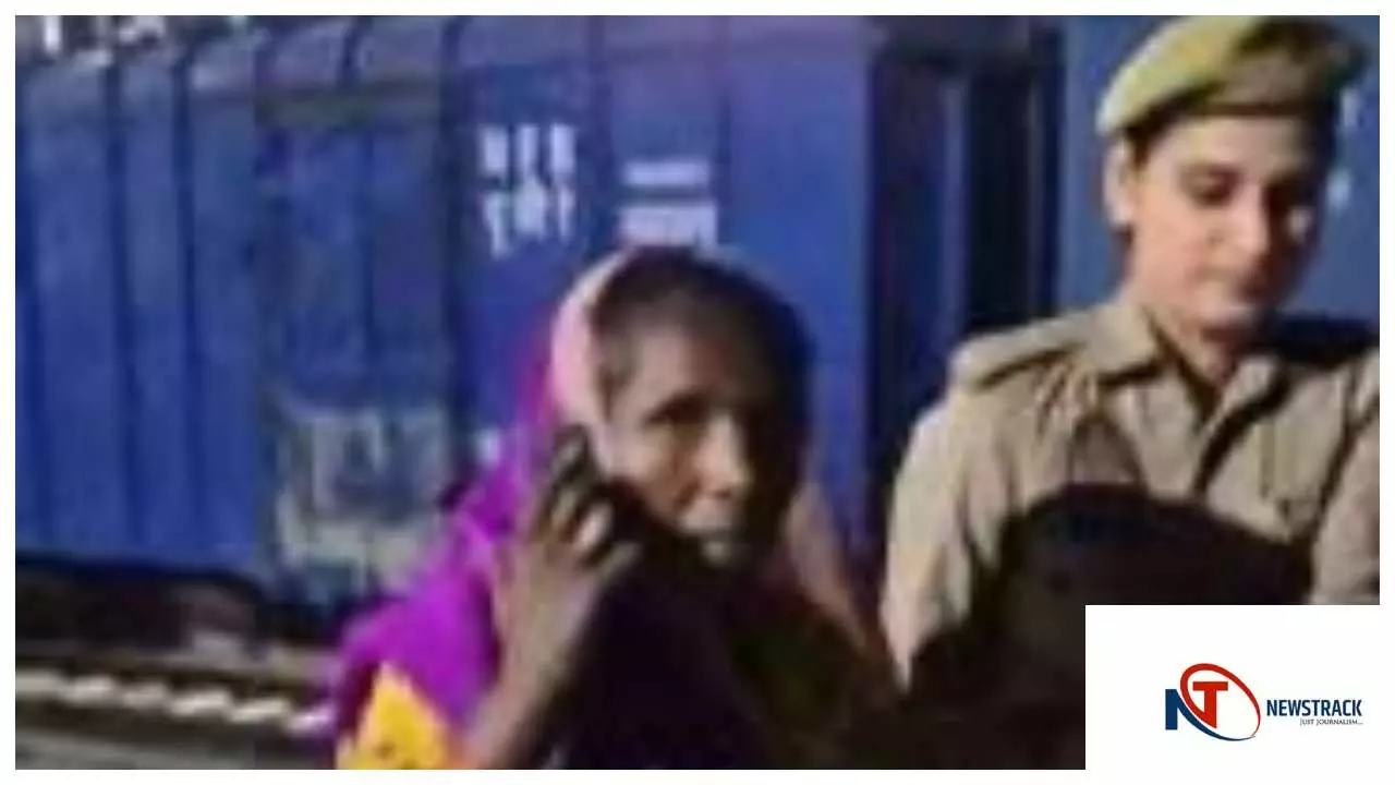 Hardoi News हरदोई रेलवे स्टेशन पर महिला कांस्टेबल ने दिखाई मानवता, बुजुर्ग यात्री की मदद कर जीता दिल Hardoi News हरदोई रेलवे स्टेशन पर महिला कांस्टेबल ने दिखाई मानवता, बुजुर्ग यात्री की मदद कर जीता दिल