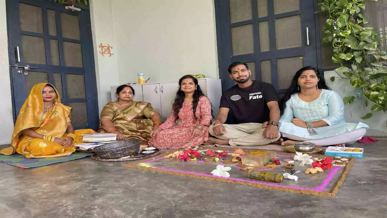 Siddharthnagar: अनोखी परंपराओं संग बहनों ने मनाया भैया दूज, भाइयों की दीर्घायु की कामना की