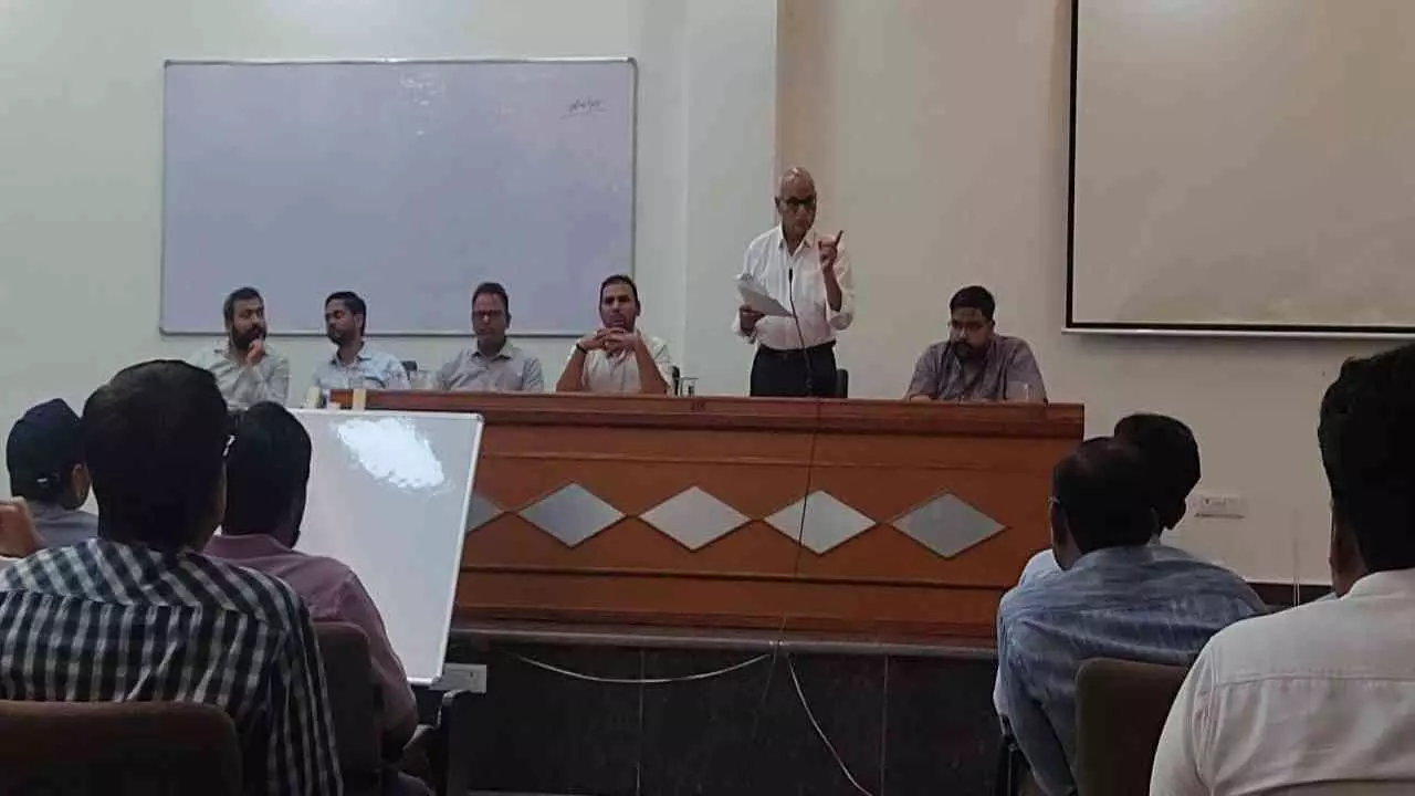 Sonbhadra News : सोनभद्र में बिजली कर्मियों का वर्टिकल सिस्टम के खिलाफ आंदोलन, 24 से प्रदर्शन