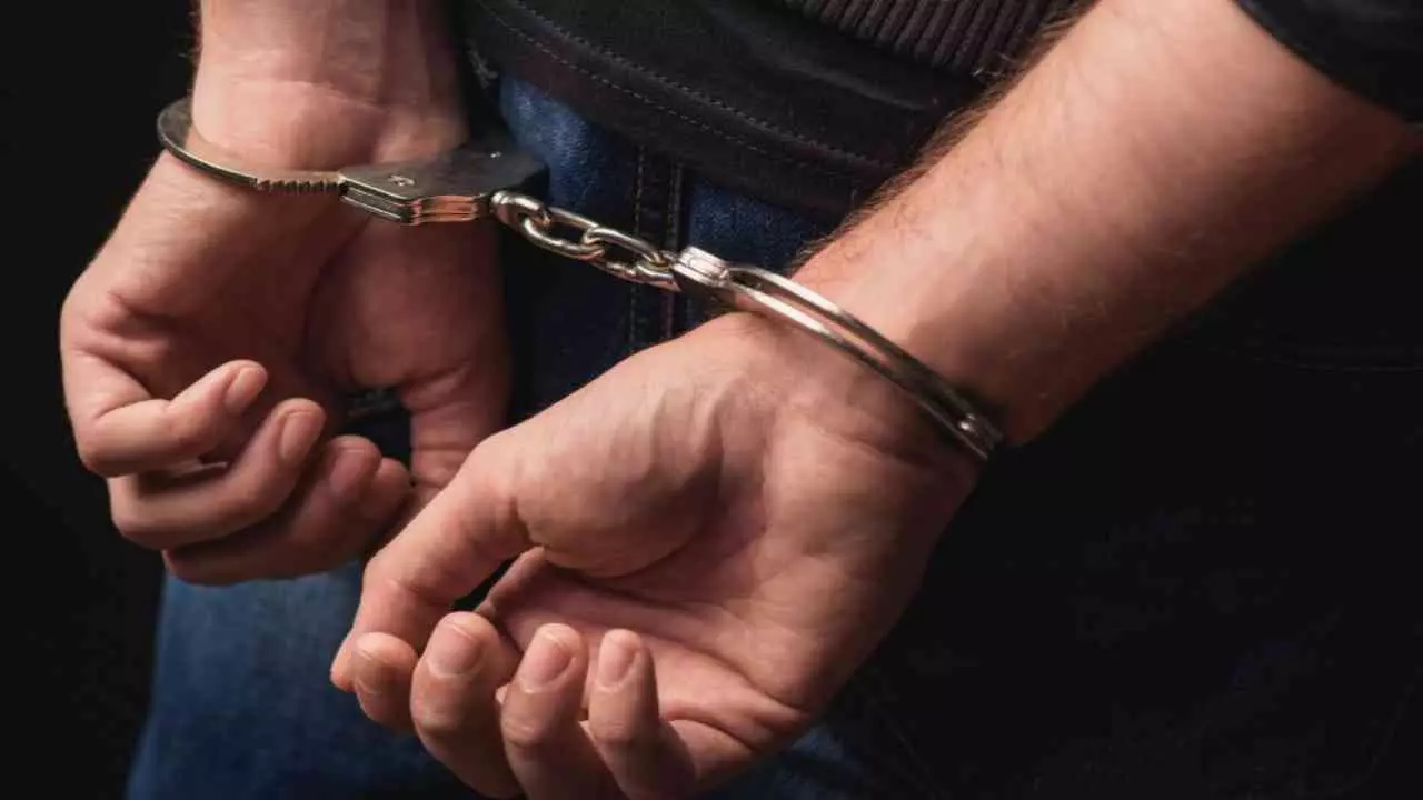 Jhansi News: जमीन विवाद में जेसीबी से पुलिया तोड़ने व धमकी मामले में एक आरोपी गिरफ्तार