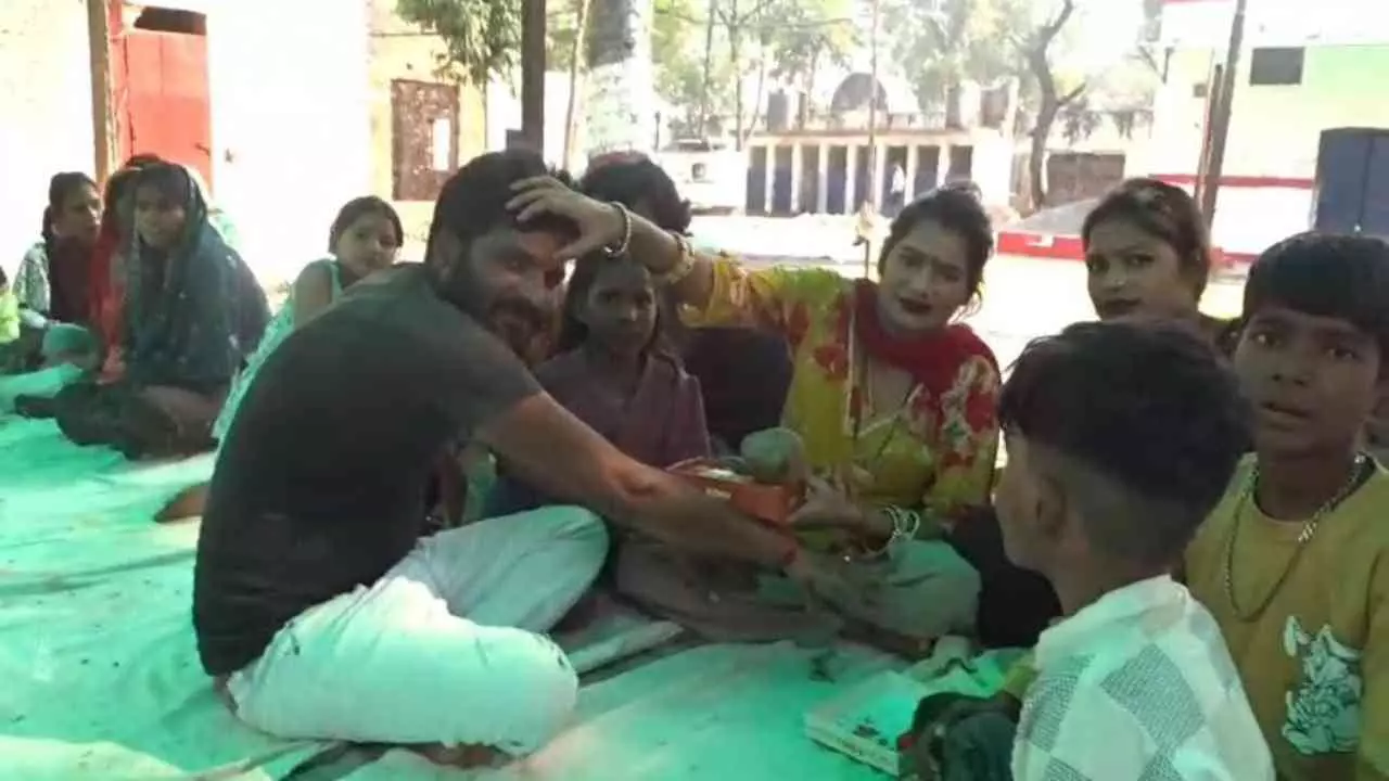 Etah News: एटा जिला कारागार में भैया दूज पर बहनों ने भाइयों को तिलक लगाकर दी लंबी उम्र की दुआ