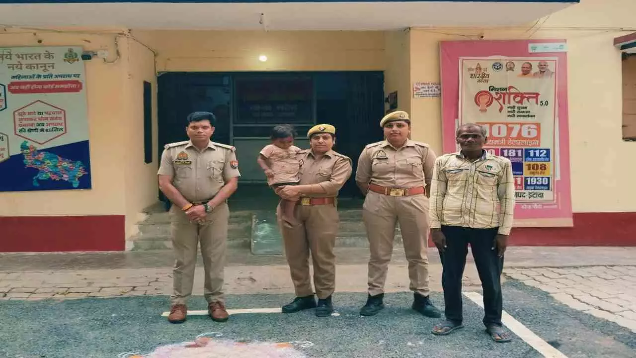 Etawah News: इटावा पुलिस की तेज़ी और सतर्कता से आधे घंटे में मिली लापता मासूम खुशबू Etawah News: इटावा पुलिस की तेज़ी और सतर्कता से आधे घंटे में मिली लापता मासूम खुशबू