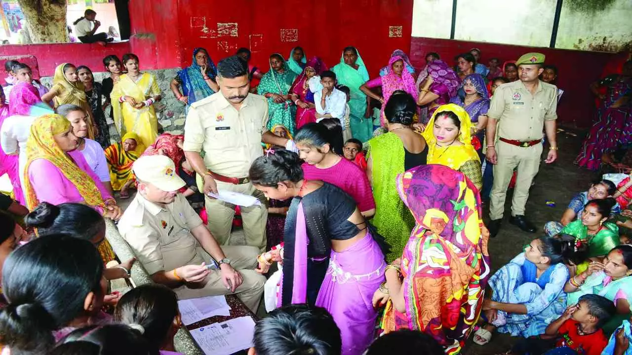 Jhansi News: जेल में भाई दूज पर छलके भाई-बहन के आंसू, भावुक मिलन ने सबको किया नम
