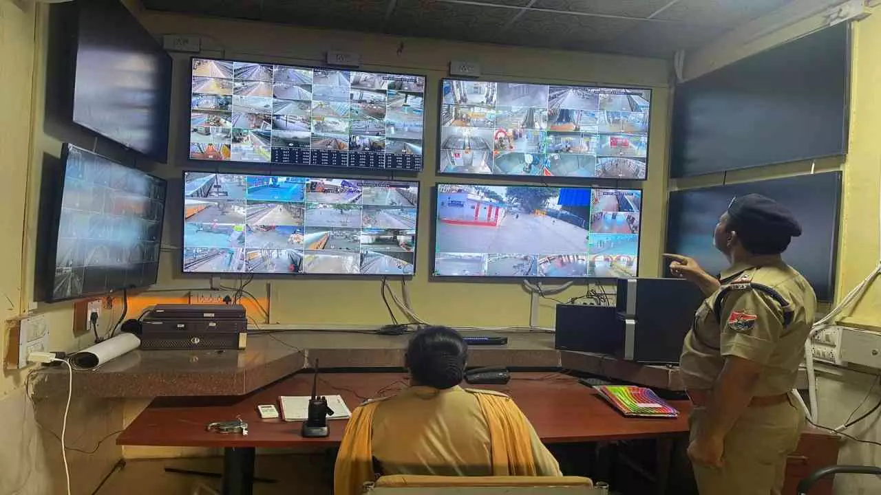 Jhansi: झांसी मंडल में छठ पर्व पर सुरक्षा की कड़ी निगरानी, 476 CCTV कैमरों से की जा रही मॉनिटरिंग