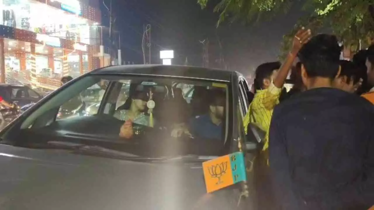 Barabanki News: बीजेपी झंडा लगी इनोवा ने दंपती को मारी टक्कर, बच्चा घायल, पुलिस पर उठे सवाल