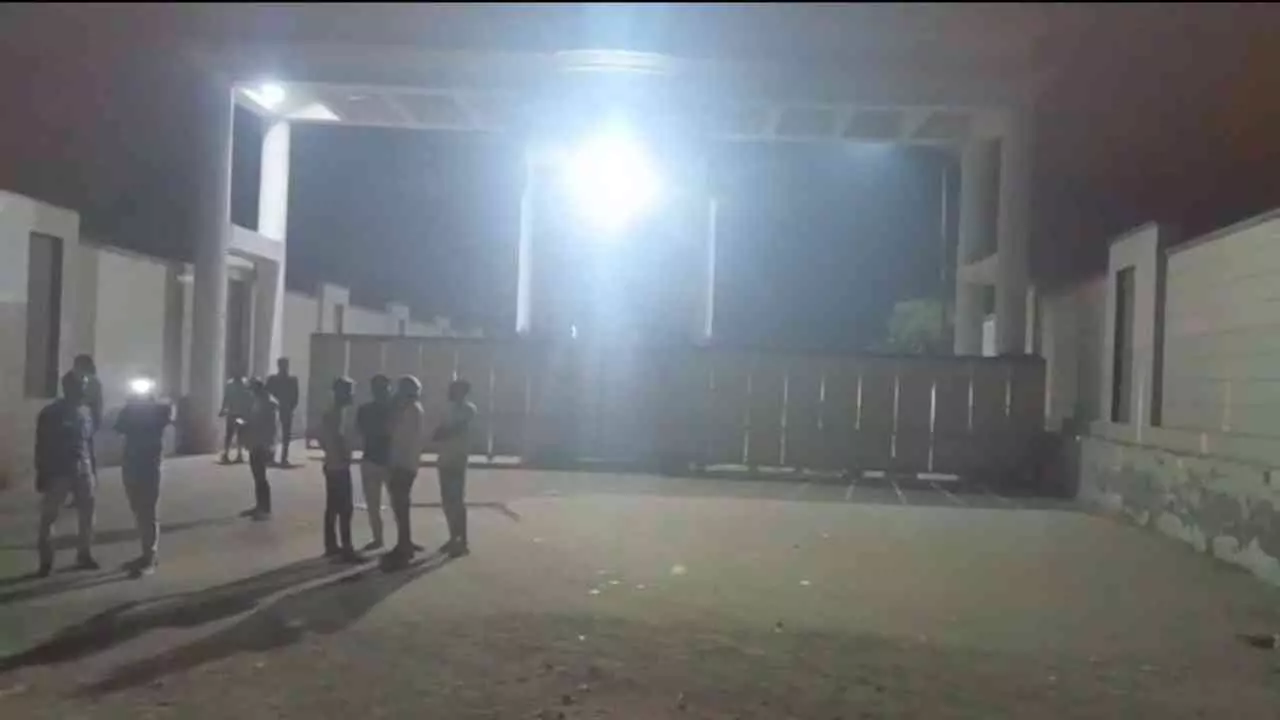 Hapur News: मीट फैक्ट्री में अमोनिया गैस रिसाव, मजदूरों में मची अफरा-तफरी, एक महिला बेहोश
