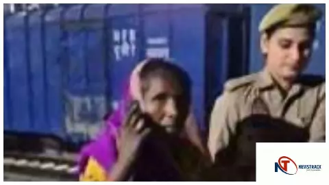 Hardoi News हरदोई रेलवे स्टेशन पर महिला कांस्टेबल ने दिखाई मानवता, बुजुर्ग यात्री की मदद कर जीता दिल Hardoi News हरदोई रेलवे स्टेशन पर महिला कांस्टेबल ने दिखाई मानवता, बुजुर्ग यात्री की मदद कर जीता दिल
