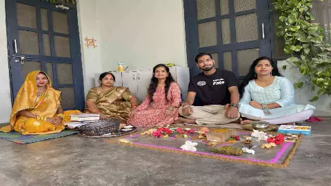 Siddharthnagar: अनोखी परंपराओं संग बहनों ने मनाया भैया दूज, भाइयों की दीर्घायु की कामना की Siddharthnagar: अनोखी परंपराओं संग बहनों ने मनाया भैया दूज, भाइयों की दीर्घायु की कामना की