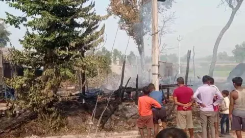 Barabanki में अग्निकांड: तीन घर जलकर राख, तीन वर्षीय बच्ची झुलसी, प्रशासन ने दिलाया मदद का भरोसा Barabanki में अग्निकांड: तीन घर जलकर राख, तीन वर्षीय बच्ची झुलसी, प्रशासन ने दिलाया मदद का भरोसा