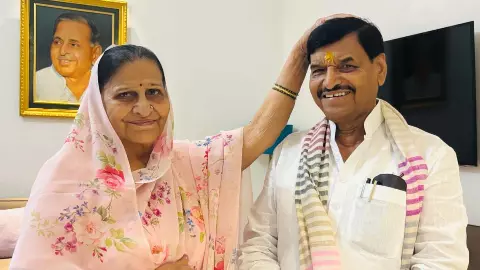 Shivpal Yadav performs Tilak and takes blessings from Nibhai family tradition on Bhai Dooj