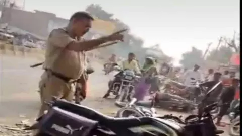 Bareilly: गुंडई करने वाला दरोगा सस्पेंड, सड़क किनारे खड़ी बाइकों को लात मारते वीडियो हुआ था वायरल Bareilly: गुंडई करने वाला दरोगा सस्पेंड, सड़क किनारे खड़ी बाइकों को लात मारते वीडियो हुआ था वायरल