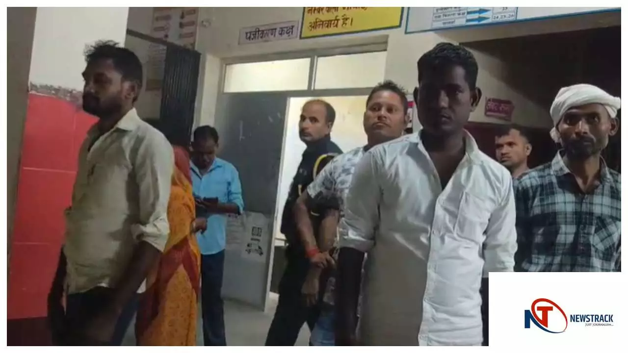 Raebareli News : ऊंचाहार: अज्ञात वाहन की टक्कर से ट्रैक्टर चालक की मौत, नवजात बेटे के बाद मचा मातम