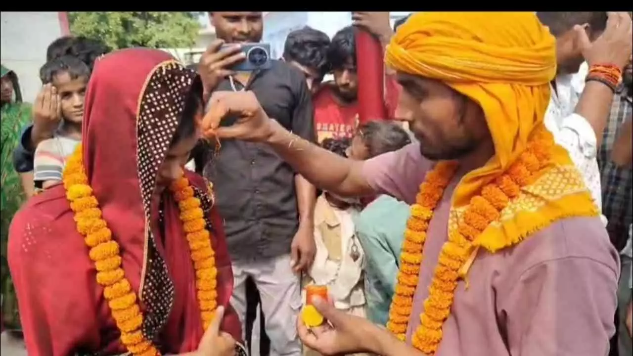 Sant Kabir Nagar: मजहब की दीवार तोड़ मुस्लिम युवती ने हिंदू लड़के से रचाई शादी, मंदिर में लिए 7 फेरे Sant Kabir Nagar: मजहब की दीवार तोड़ मुस्लिम युवती ने हिंदू लड़के से रचाई शादी, मंदिर में लिए 7 फेरे