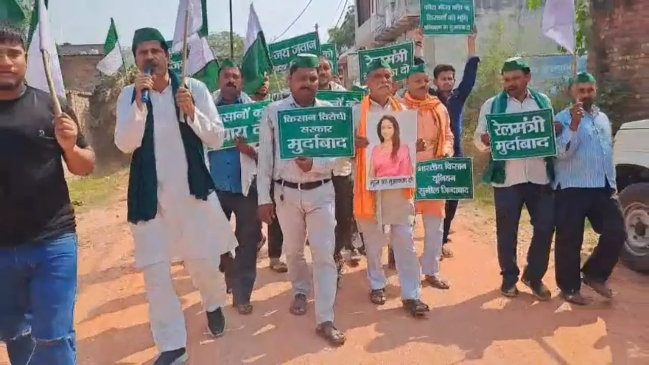 Mathura: मथुरा में सांसद हेमा मालिनी के विरोध में किसानों का हाईवे तक विशाल मार्च, आंदोलन 133वें दिन Mathura: मथुरा में सांसद हेमा मालिनी के विरोध में किसानों का हाईवे तक विशाल मार्च, आंदोलन 133वें दिन