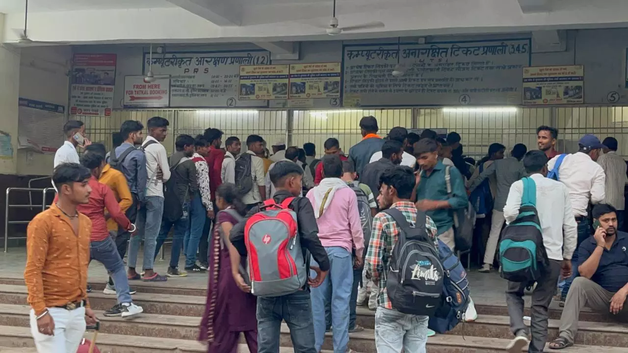 Hardoi News: दिवाली-भाईदूज के बाद हरदोई स्टेशन पर दिल्ली-लुधियाना रूट की ट्रेनों में भारी भीड़ Hardoi News: दिवाली-भाईदूज के बाद हरदोई स्टेशन पर दिल्ली-लुधियाना रूट की ट्रेनों में भारी भीड़