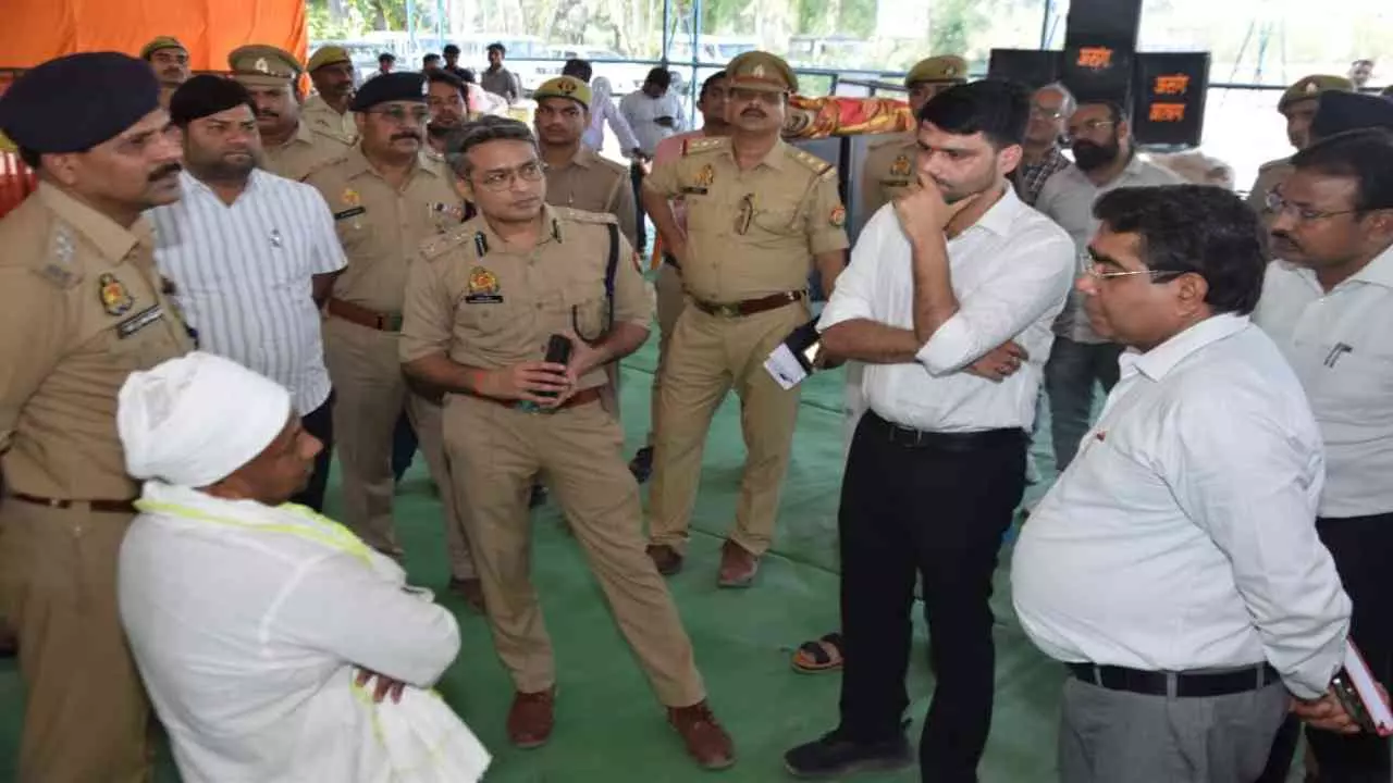 Lakhimpur Kheri: सीएम के संभावित आगमन को लेकर तैयारियां तेज, अफसरों ने लिया तैयारियों का जायजा Lakhimpur Kheri: सीएम के संभावित आगमन को लेकर तैयारियां तेज, अफसरों ने लिया तैयारियों का जायजा