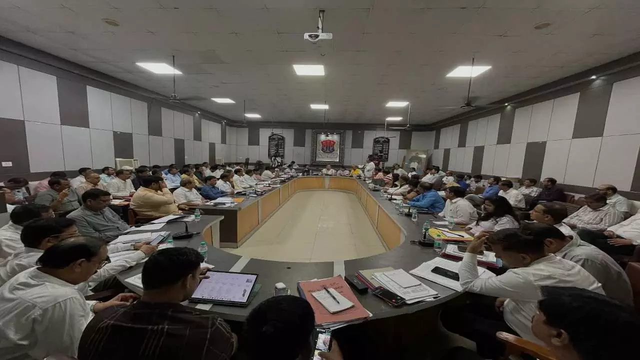 लखनऊ नगर निगम कार्यकारिणी बैठक में हंगामा, पुराने संकल्प पूरे नहीं होने से मेयर नाराज, अधिकारियों... लखनऊ नगर निगम कार्यकारिणी बैठक में हंगामा, पुराने संकल्प पूरे नहीं होने से मेयर नाराज, अधिकारियों...