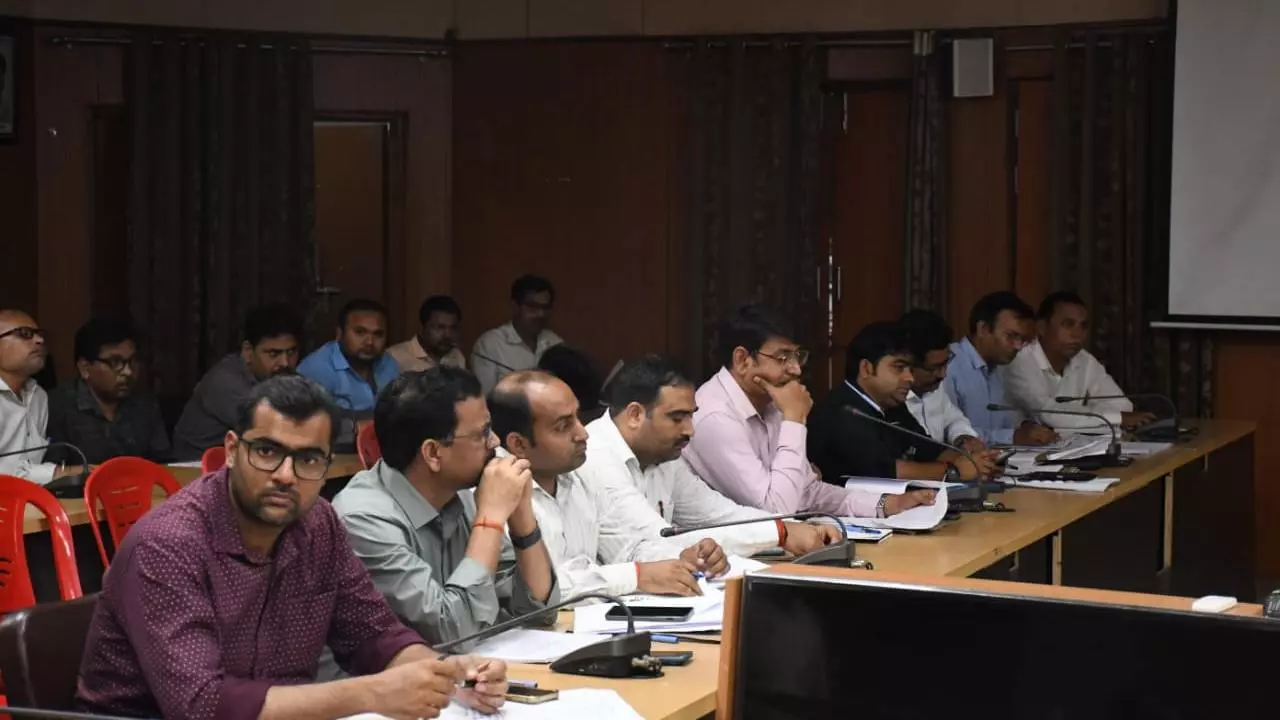 Siddharthnagar News: सिद्धार्थनगर में डीएम ने राजस्व वादों और कृषक दुर्घटना बीमा योजना की समीक्षा की Siddharthnagar News: सिद्धार्थनगर में डीएम ने राजस्व वादों और कृषक दुर्घटना बीमा योजना की समीक्षा की