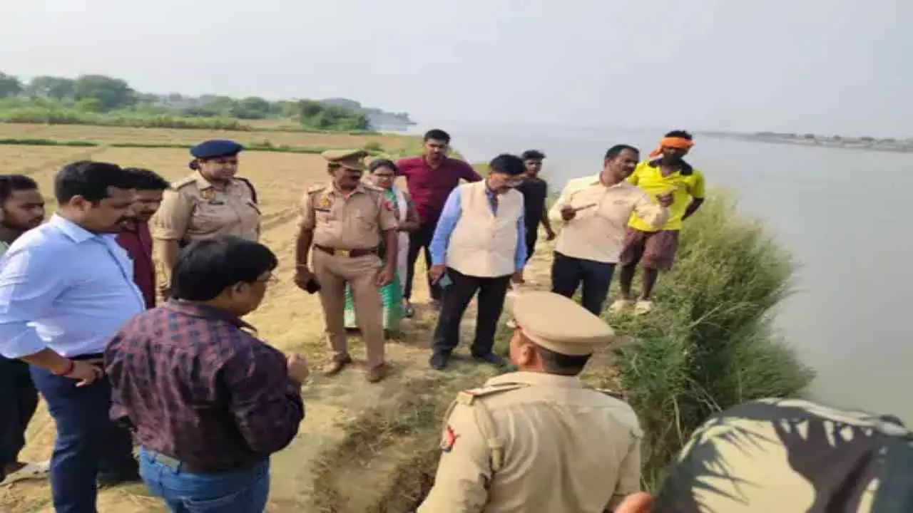 Chandauli News: छठ पूजा में गंगा घाट पर पुख्ता सुरक्षा के लिए एसडीएम और सीओ ने किया निरीक्षण Chandauli News: छठ पूजा में गंगा घाट पर पुख्ता सुरक्षा के लिए एसडीएम और सीओ ने किया निरीक्षण