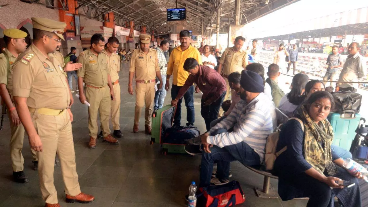 Heavy crowd at Charbagh railway station on Chhath puja, heavy disturbance of returnees Heavy crowd at Charbagh railway station on Chhath puja, heavy disturbance of returnees