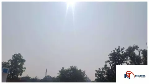 Lucknow: दीपावली के बाद भी लखनऊ की हवा जहरीली! एक्यूआई 239 पर बरकरार, मॉर्निंग वॉक से बचने की सलाह Lucknow: दीपावली के बाद भी लखनऊ की हवा जहरीली! एक्यूआई 239 पर बरकरार, मॉर्निंग वॉक से बचने की सलाह