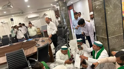 Meerut News: मेरठ में किसानों का गुस्सा उबाल पर, भाकियू जिलाध्यक्ष ने विकास भवन में धरना दिया Meerut News: मेरठ में किसानों का गुस्सा उबाल पर, भाकियू जिलाध्यक्ष ने विकास भवन में धरना दिया