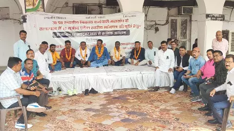 Lucknow News: नगर निगम कर्मचारियों का प्रदर्शन जारी, फीता बांधकर जताया विरोध, CM योगी से की ये अपील