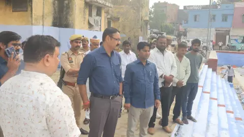 Sant Kabir Nagar: संतकबीरनगर में जिलाधिकारी ने पक्का पोखरा का निरीक्षण कर छठ पूजा की तैयारियां देखीं