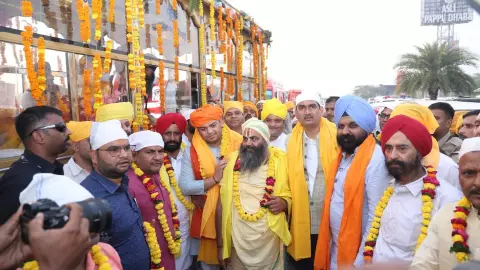 Mathura News: ब्रजभूमि में ऐतिहासिक चरण सुहावे गुरु चरन यात्रा का भव्य स्वागत Mathura News: ब्रजभूमि में ऐतिहासिक चरण सुहावे गुरु चरन यात्रा का भव्य स्वागत